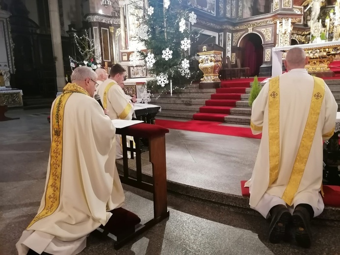 Po zakończeniu Mszy św. biskup przewodniczył nabożeństwu przed Najświętszym Sakramentem, w którym poza stałymi elementami mającymi charakter przebłagalny, dziękczynny i próśb, dołączył modlitwę za zmarłego papieża Benedykta XVI.