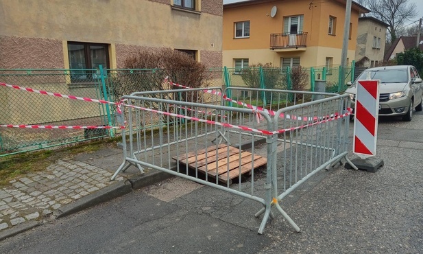 Cieszyn. Nieszczelna sieć wodociągowa przyczyną zapadliska na ul. Krzywej 
