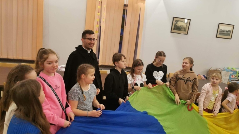Dzieciom towarzyszyli nie tylko animatorzy z Odnowy w Duchu Świętym, ale również ks. Adrian Fajkowski.