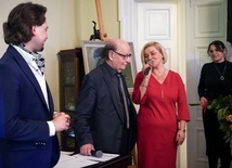 Za występ i wystawę mistrzowi śpiewu i pędzla dziękowała Ilona Jaroszek.