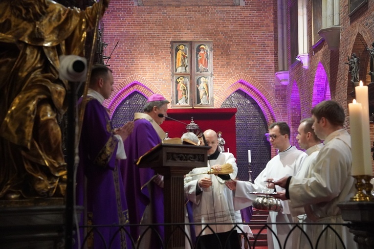 Środa Popielcowa w katedrze wrocławskiej