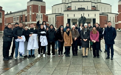 Przed sanktuarium św. Jana Pawła II.