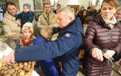 Każdy mogł zabrać poświęcone orzechy do domu.