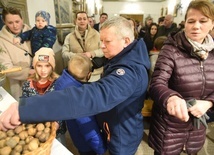 Każdy mogł zabrać poświęcone orzechy do domu.