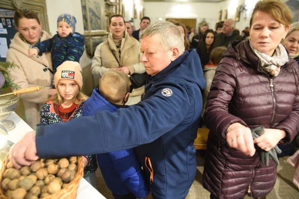 Każdy mogł zabrać poświęcone orzechy do domu.