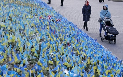 Mija rok od początku rosyjskiej inwazji, Ukraina obroniła niepodległość kosztem tysięcy ofiar