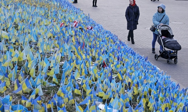 Mija rok od początku rosyjskiej inwazji, Ukraina obroniła niepodległość kosztem tysięcy ofiar