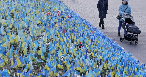 Mija rok od początku rosyjskiej inwazji, Ukraina obroniła niepodległość kosztem tysięcy ofiar