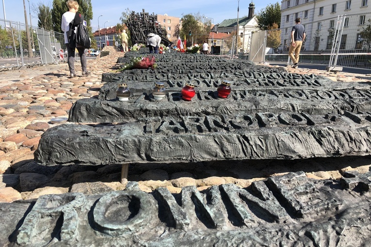 Nowe upamiętnienie na pomniku Poległym i Pomordowanym na Wschodzie