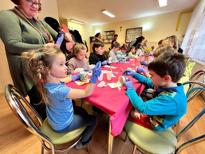 Warsztaty malowania ceramiki w gminie Świdnica