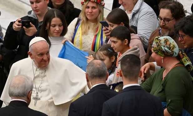 Papież w rocznicę rosyjskiej agresji: Pozostańmy blisko udręczonej Ukrainy
