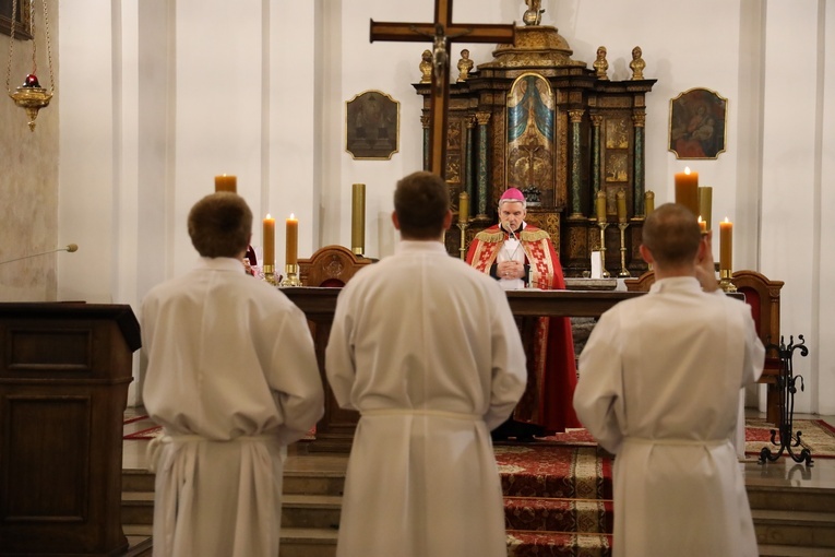 Modlitwa za zranionych w Kościele
