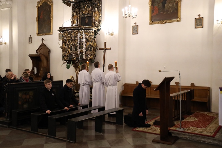 Modlitwa za zranionych w Kościele