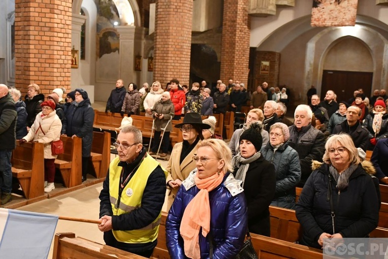 Głogów. Poświęcenie Drogi Krzyżowej i modlitwa o pokój na Ukrainie