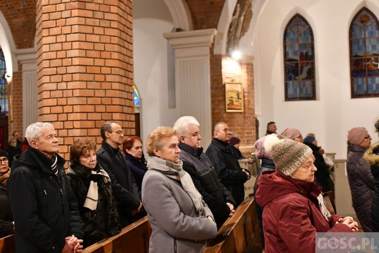 Głogów. Poświęcenie Drogi Krzyżowej i modlitwa o pokój na Ukrainie