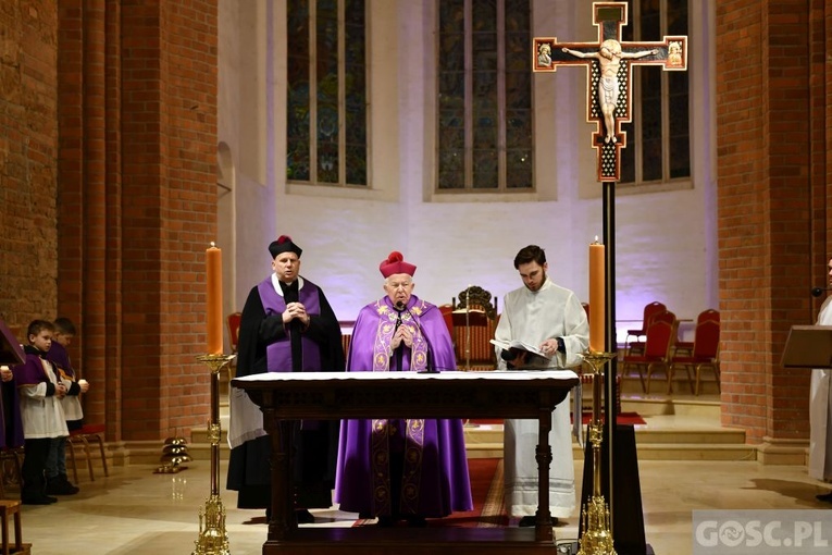 Głogów. Poświęcenie Drogi Krzyżowej i modlitwa o pokój na Ukrainie