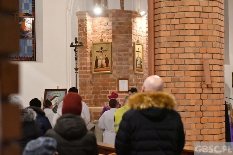 Głogów. Poświęcenie Drogi Krzyżowej i modlitwa o pokój na Ukrainie