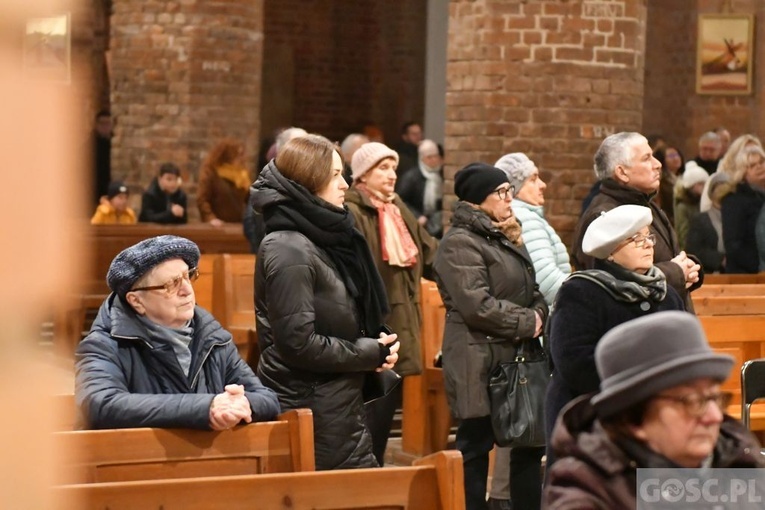 Głogów. Poświęcenie Drogi Krzyżowej i modlitwa o pokój na Ukrainie