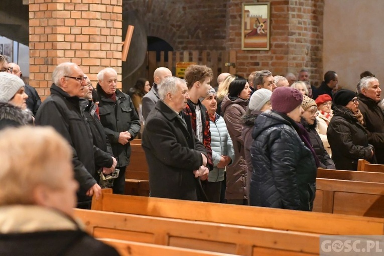 Głogów. Poświęcenie Drogi Krzyżowej i modlitwa o pokój na Ukrainie