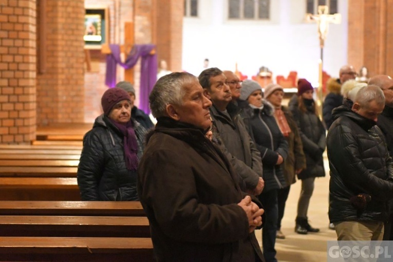 Głogów. Poświęcenie Drogi Krzyżowej i modlitwa o pokój na Ukrainie