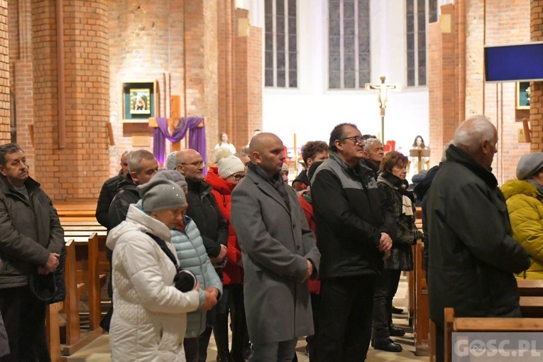 Głogów. Poświęcenie Drogi Krzyżowej i modlitwa o pokój na Ukrainie