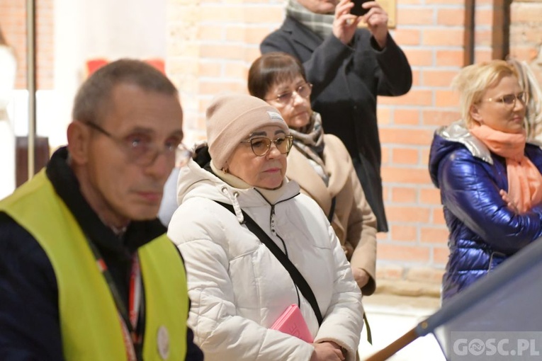 Głogów. Poświęcenie Drogi Krzyżowej i modlitwa o pokój na Ukrainie