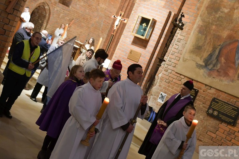 Głogów. Poświęcenie Drogi Krzyżowej i modlitwa o pokój na Ukrainie