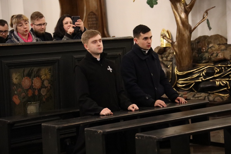 Modlitwa za zranionych w Kościele