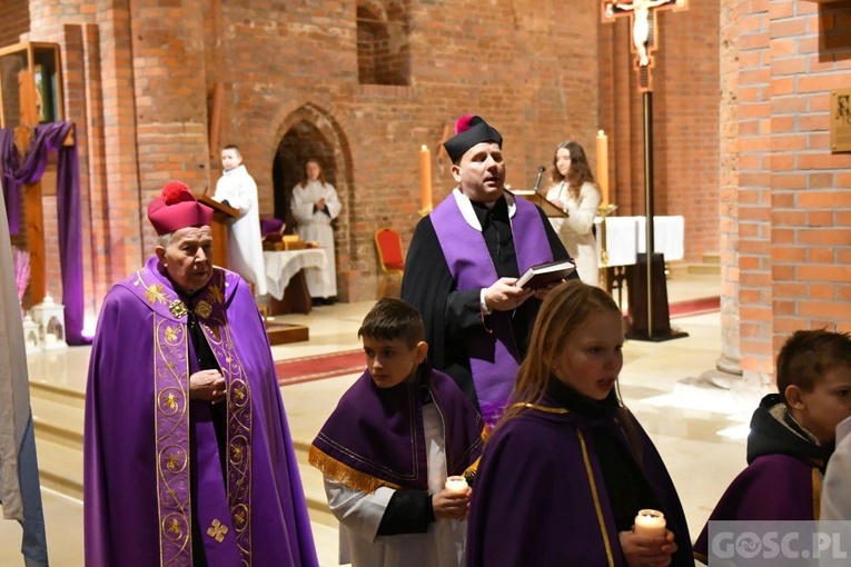 Głogów. Poświęcenie Drogi Krzyżowej i modlitwa o pokój na Ukrainie