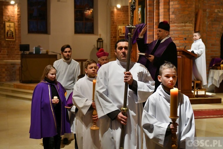 Głogów. Poświęcenie Drogi Krzyżowej i modlitwa o pokój na Ukrainie