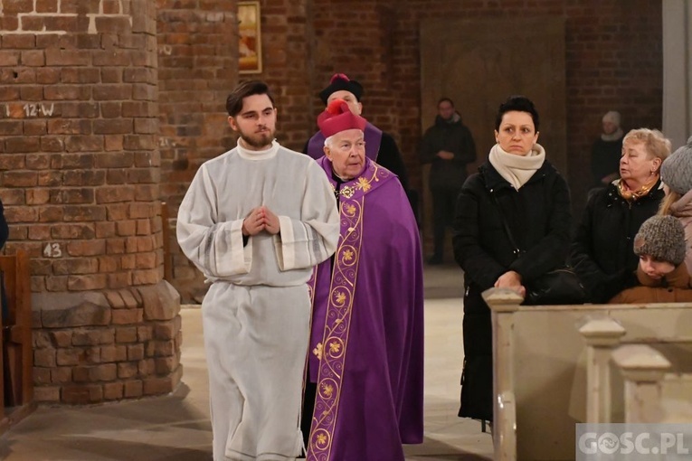 Głogów. Poświęcenie Drogi Krzyżowej i modlitwa o pokój na Ukrainie