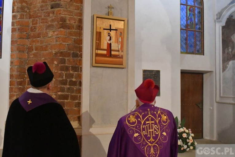 Głogów. Poświęcenie Drogi Krzyżowej i modlitwa o pokój na Ukrainie