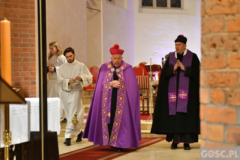 Głogów. Poświęcenie Drogi Krzyżowej i modlitwa o pokój na Ukrainie