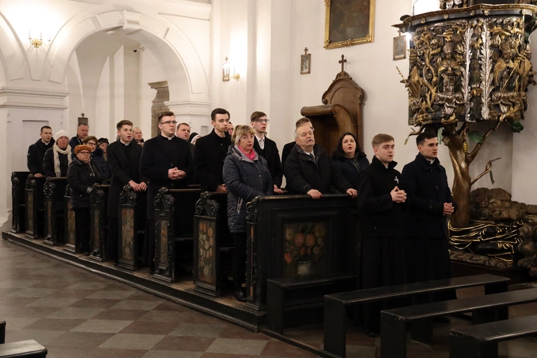 Modlitwa za zranionych w Kościele