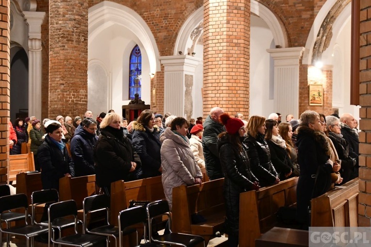 Głogów. Poświęcenie Drogi Krzyżowej i modlitwa o pokój na Ukrainie