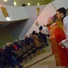 Bp Marek Solarczyk poświęcił stacje drogi krzyżowej u radomskich księży filipinów