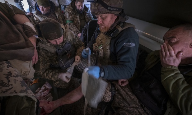 Opatrywani rannego w Bachmucie