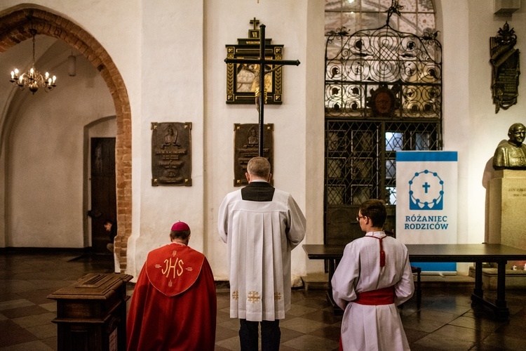 Droga Krzyżowa w intencji osób zranionych w archikatedrze oliwskiej