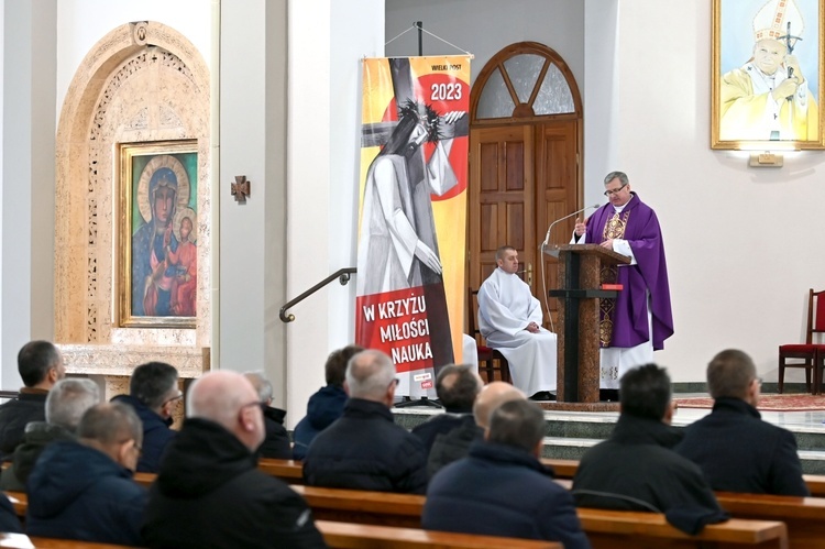 Kłodzko. Wielkopostny dzień skupienia dla nadzwyczajnych szafarzy Komunii Świętej