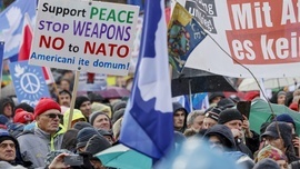 W Berlinie protestowano przeciw wysyłaniu broni Ukrainie