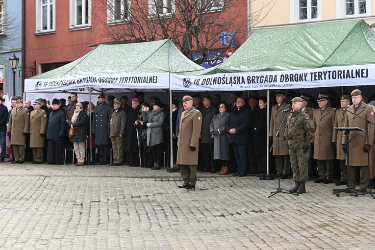 Dzierżoniów. Msza św. i uroczysta przysięga Wojsk Obrony Terytorialnej (WOT)
