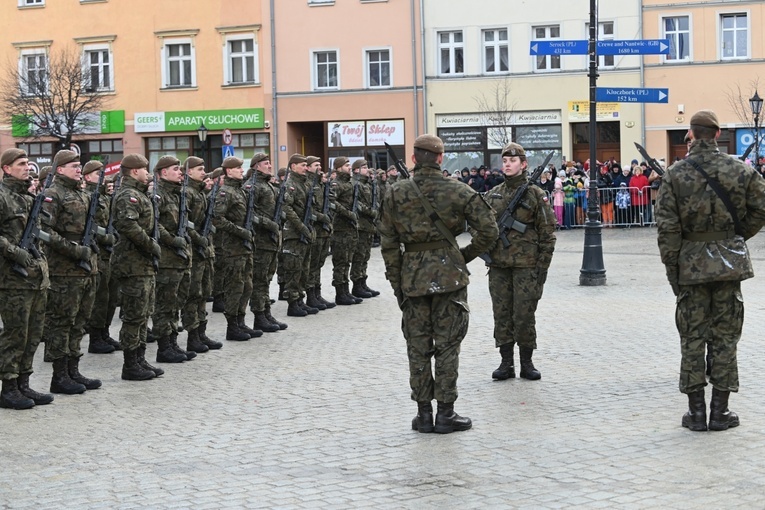 Dzierżoniów. Msza św. i uroczysta przysięga Wojsk Obrony Terytorialnej (WOT)