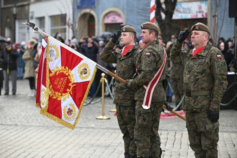 Dzierżoniów. Msza św. i uroczysta przysięga Wojsk Obrony Terytorialnej (WOT)