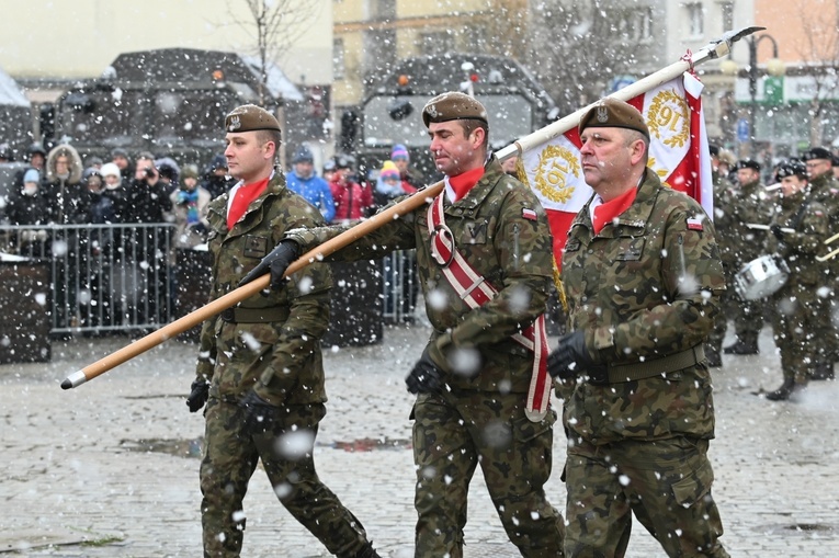 Dzierżoniów. Msza św. i uroczysta przysięga Wojsk Obrony Terytorialnej (WOT)