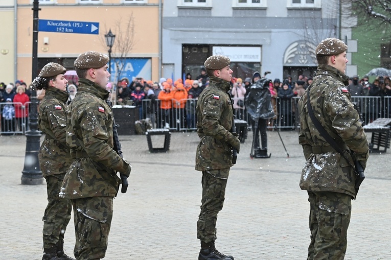 Dzierżoniów. Msza św. i uroczysta przysięga Wojsk Obrony Terytorialnej (WOT)