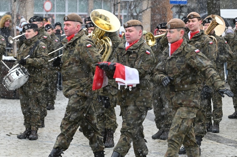 Dzierżoniów. Msza św. i uroczysta przysięga Wojsk Obrony Terytorialnej (WOT)