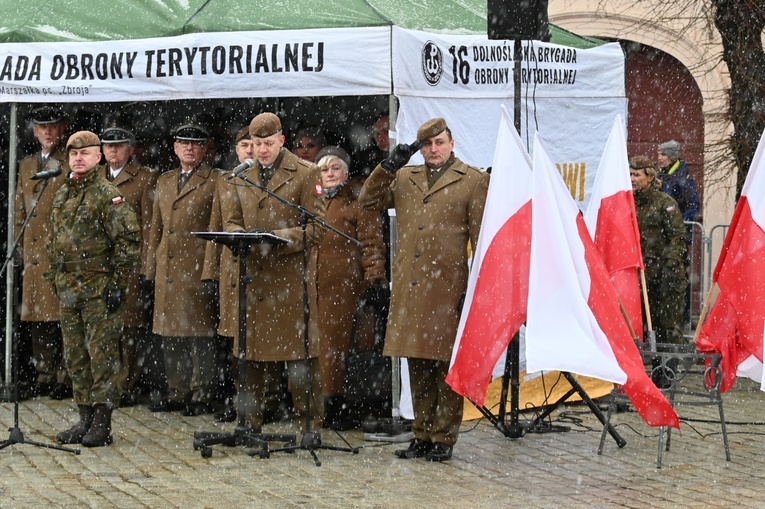 Dzierżoniów. Msza św. i uroczysta przysięga Wojsk Obrony Terytorialnej (WOT)