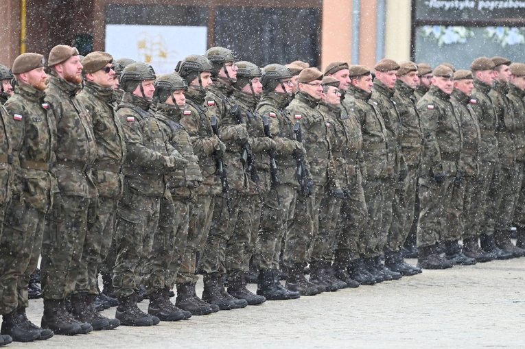 Dzierżoniów. Msza św. i uroczysta przysięga Wojsk Obrony Terytorialnej (WOT)