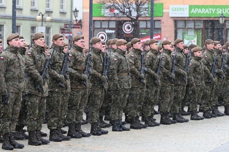 Dzierżoniów. Msza św. i uroczysta przysięga Wojsk Obrony Terytorialnej (WOT)
