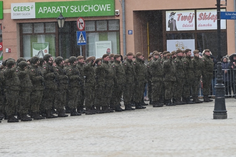 Dzierżoniów. Msza św. i uroczysta przysięga Wojsk Obrony Terytorialnej (WOT)